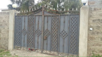 Metallic gate